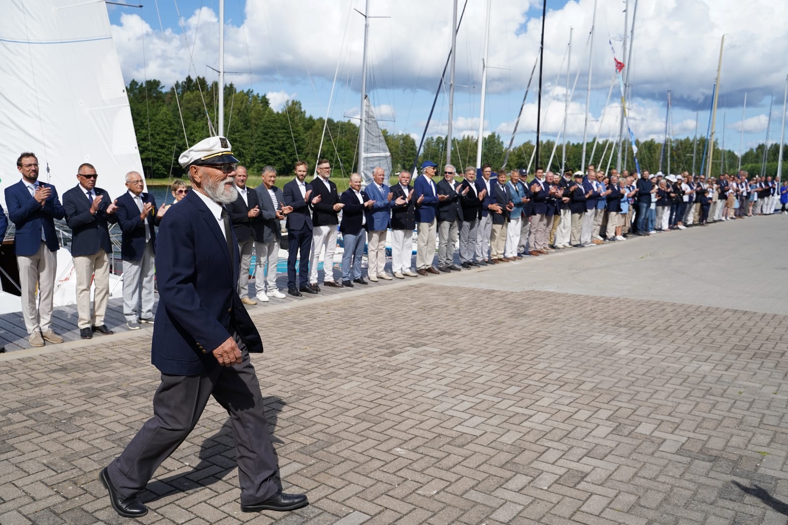 Kluba biedri ierindā pie jahtām 50 gadu jubilejas svinībās