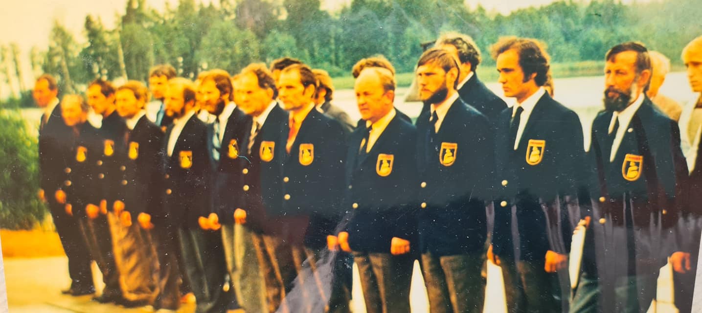 Vēsturiska fotogrāfija ar Usmas Jahtkluba biedriem ierindā